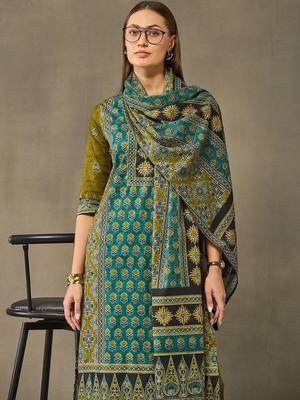 women ethnic motifs printed regular cotton kurta with trousers & with dupatta 4