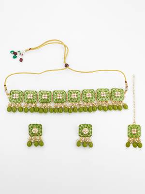 Green meenakari kundan choker necklace set with earrings and maangtika 4