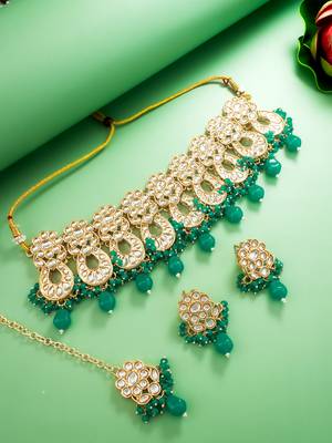 Green kundan choker necklace set with earrings and maangtika 2