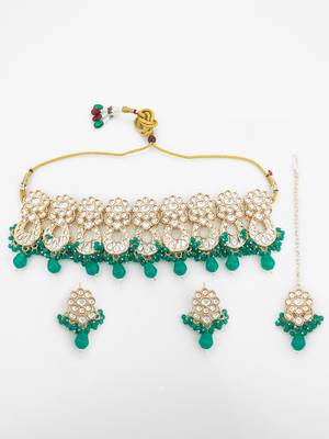Green kundan choker necklace set with earrings and maangtika 4