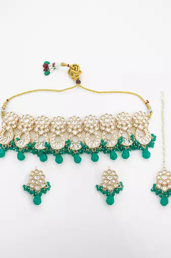 Green kundan choker necklace set with earrings and maangtika