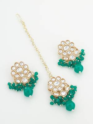 Green kundan choker necklace set with earrings and maangtika 5