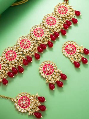 Pink meenakari kundan choker necklace set with earrings and maangtika 3