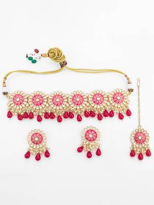 Pink meenakari kundan choker necklace set with earrings and maangtika 4