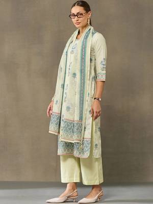 women ethnic motifs printed regular kurta with trousers & with dupatta 2
