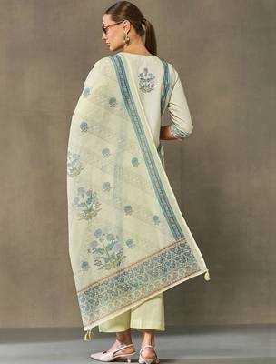 women ethnic motifs printed regular kurta with trousers & with dupatta 3