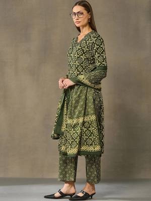 women ethnic motifs printed regular cotton kurta with palazzos & with dupatta 2