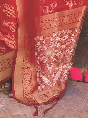red red & gold-toned woven design zari silk blend banarasi saree 3
