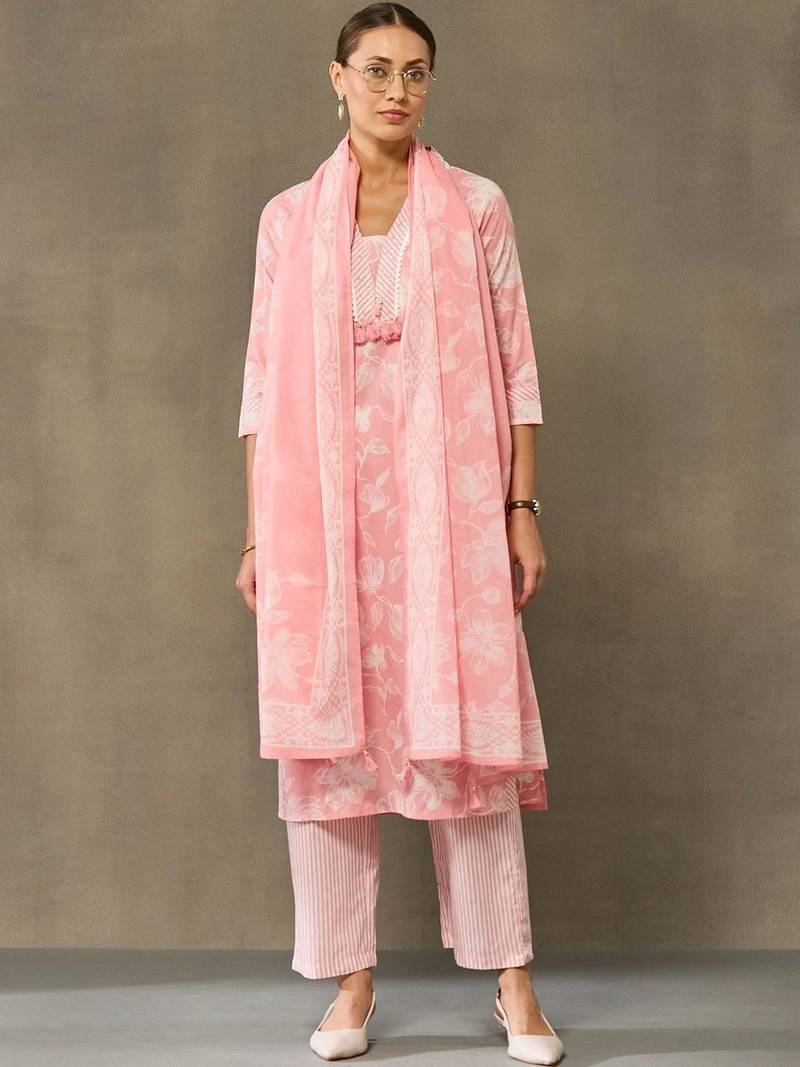 women floral printed regular cotton kurta with trousers & with dupatta