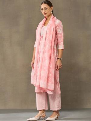 women floral printed regular cotton kurta with trousers & with dupatta 2