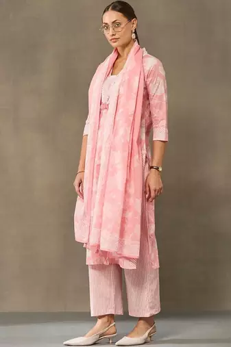 women floral printed regular cotton kurta with trousers & with dupatta