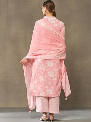 women floral printed regular cotton kurta with trousers & with dupatta 3