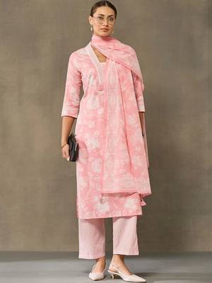women floral printed regular cotton kurta with trousers & with dupatta 4