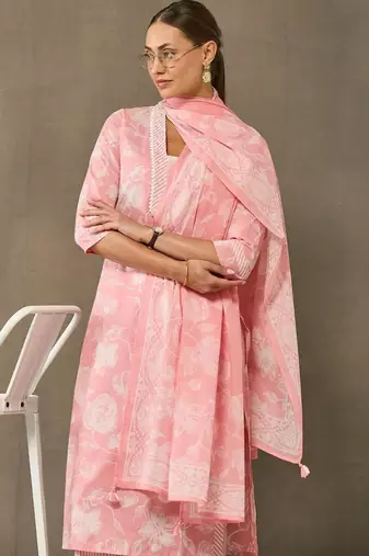 women floral printed regular cotton kurta with trousers & with dupatta