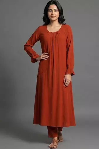 women regular kurta with trousers