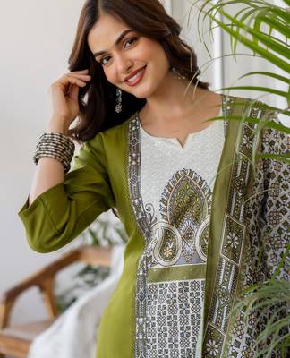 Green silk blend printed kurta set 3