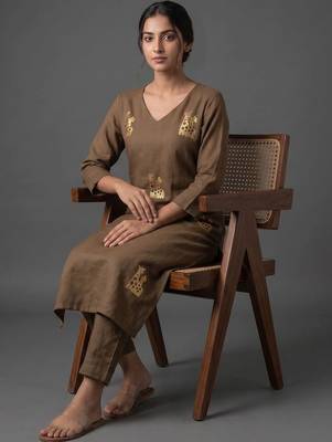 women animal printed regular kurta with trousers 6
