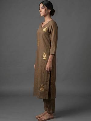 women animal printed regular kurta with trousers 7