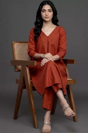 women regular kurta with trousers