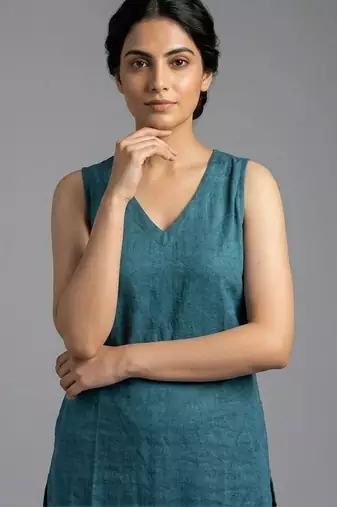 women regular kurta with trousers