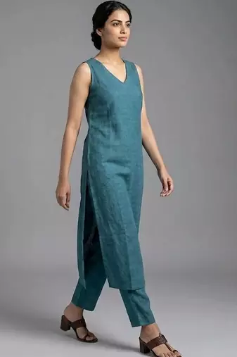 women regular kurta with trousers