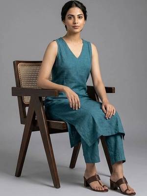 women regular kurta with trousers 6