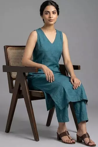 women regular kurta with trousers
