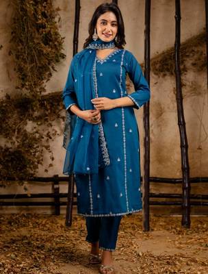 Blue silk blend embroidered kurta set 3