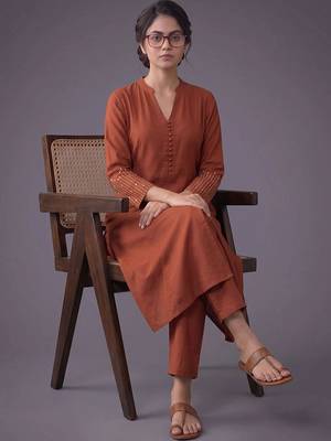 women regular thread work kurta with trousers 5