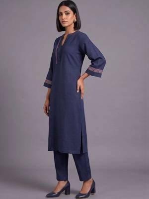 women embroidered regular thread work kurta with trousers 3