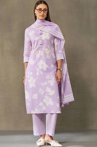 women floral printed regular cotton kurta with trousers & with dupatta