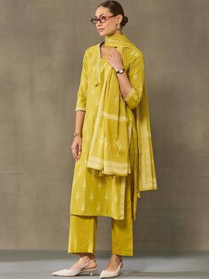women ethnic motifs printed regular cotton kurta with palazzos & with dupatta 2