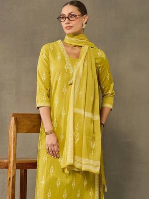 women ethnic motifs printed regular cotton kurta with palazzos & with dupatta 4