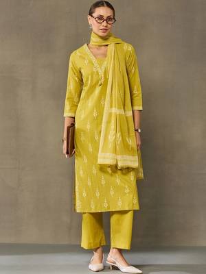 women ethnic motifs printed regular cotton kurta with palazzos & with dupatta 5