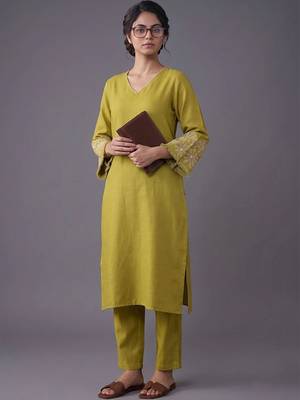 women ethnic motifs embroidered regular thread work kurta with trousers 1