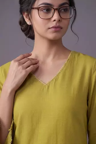 women ethnic motifs embroidered regular thread work kurta with trousers