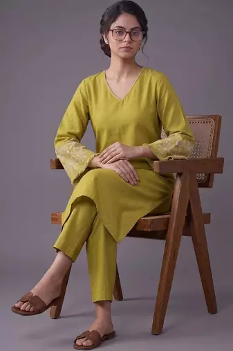 women ethnic motifs embroidered regular thread work kurta with trousers