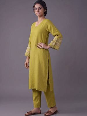 women ethnic motifs embroidered regular thread work kurta with trousers 5
