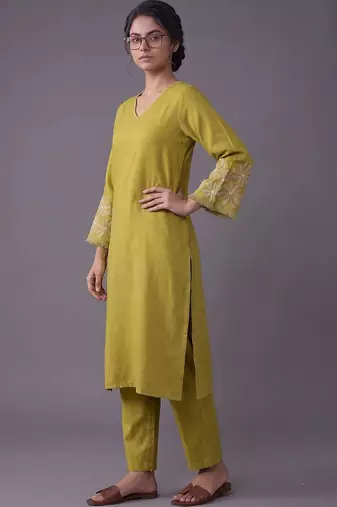 women ethnic motifs embroidered regular thread work kurta with trousers