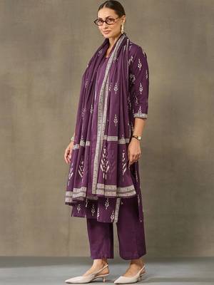 women ethnic motifs printed regular cotton kurta with trousers & with dupatta 2