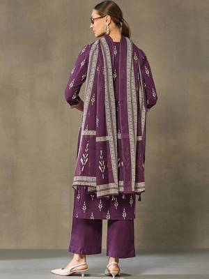 women ethnic motifs printed regular cotton kurta with trousers & with dupatta 3