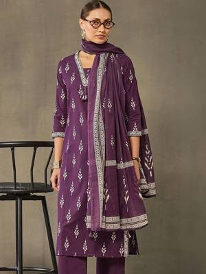 women ethnic motifs printed regular cotton kurta with trousers & with dupatta 4