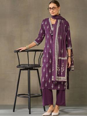women ethnic motifs printed regular cotton kurta with trousers & with dupatta 5