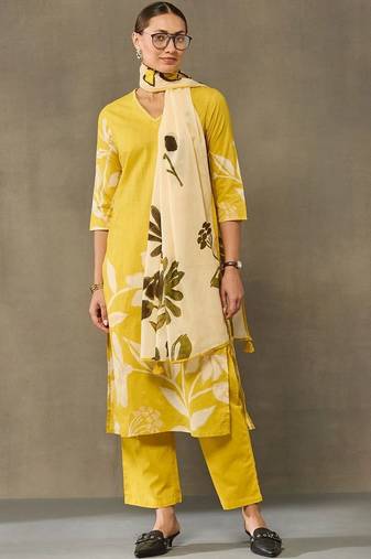 women floral printed regular cotton kurta with trousers & with dupatta