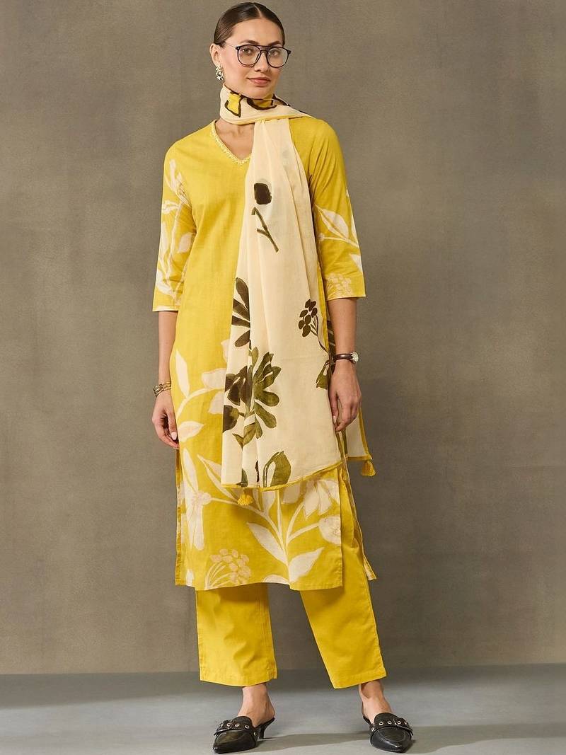 women floral printed regular cotton kurta with trousers & with dupatta