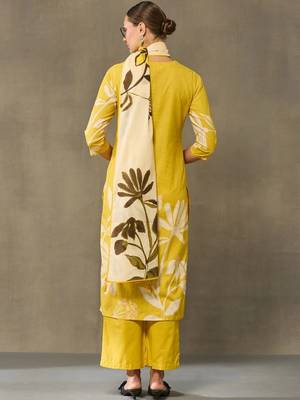 women floral printed regular cotton kurta with trousers & with dupatta 3