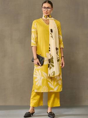women floral printed regular cotton kurta with trousers & with dupatta 4