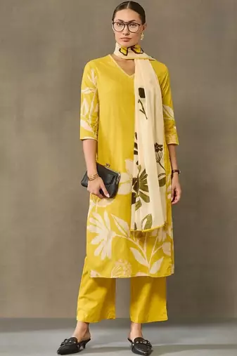 women floral printed regular cotton kurta with trousers & with dupatta