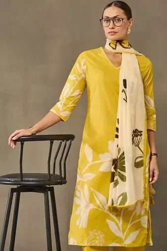 women floral printed regular cotton kurta with trousers & with dupatta