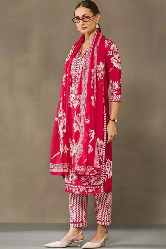 women floral printed regular cotton kurta with trousers & with dupatta